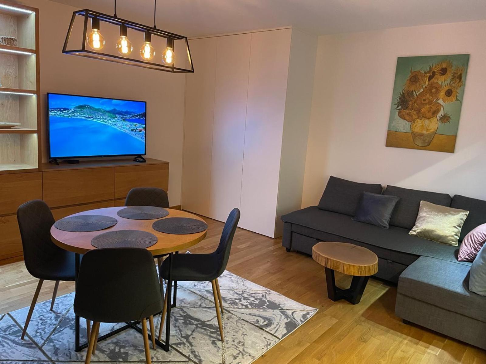 Apartament Comfortable With 2 Bedrooms And 2 Balconies On Borkowska Street
