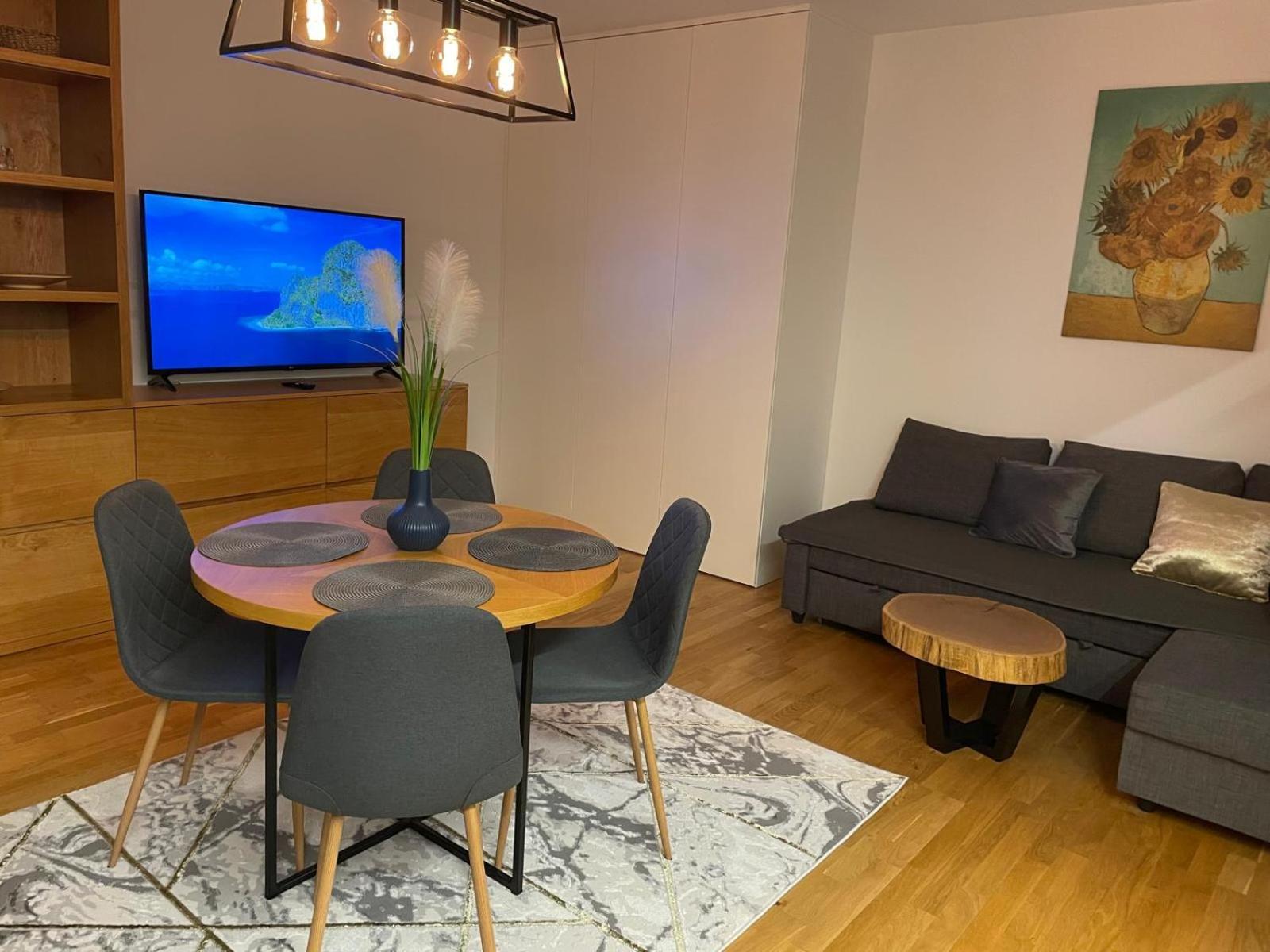 Apartament Comfortable With 2 Bedrooms And 2 Balconies On Borkowska Street